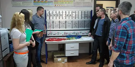 Практическое обучение электротехнического персонала на учебном стенде для получения III группы по электробезопасности