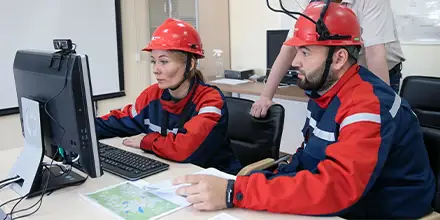 Специалисты промышленной безопасности проходят компьютерное тестирование для аттестации в Ростехнадзоре