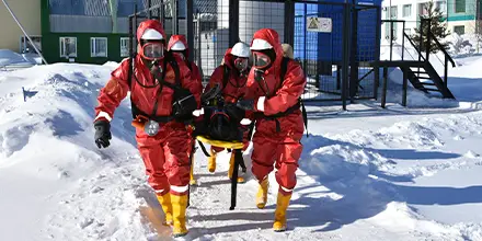 Аварийно-спасательное формирование проводит эвакуацию пострадавших при аварии на опасном производственном объекте