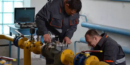 Работники службы производственного контроля проводят техническое освидетельствование газового оборудования на ОПО